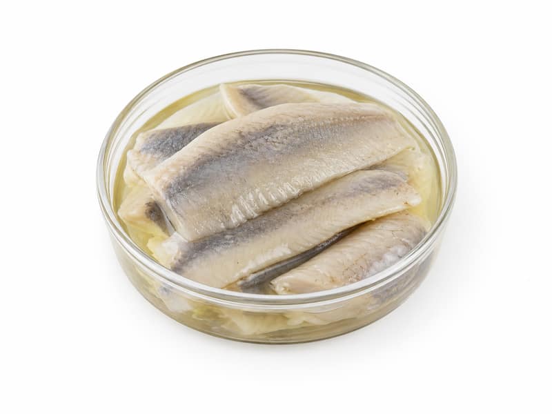 Śledź w oleju – białko 17g, kalorie 217 kcal, węglowodany i tłuszcz na 100g | zdrowe odżywianie